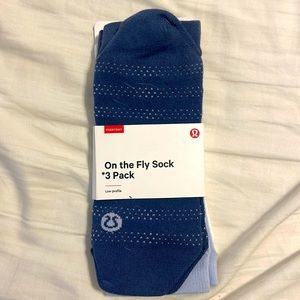 Lululemon ON THE FLY SOCK *3-PACK
Ink Blue/Daydream/White
Size: M/L